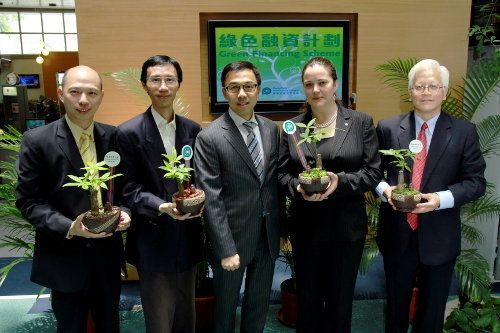 Planting for a Greener Hong Kong At the Green Financing Scheme cheque donation ceremony, Mr Wilson Fung, Executive Director of HKPC, (centre) presented potted plants to green group representatives including Dr Man Chi-sum, Chief Executive Officer, Green Power; Mr Edwin Lau, Director, Friends of the Earth (HK); Ms Laura Weeks, Director, Development, WWF-Hong Kong; and Mr Lam Kin-Lai, Chairman, The Conservancy Conservation, to mark the successful collaboration between green groups, banks and the industry.